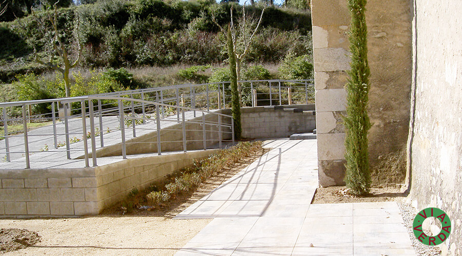 Ajuntament de Bescanó. Adequació entorn, jardineria