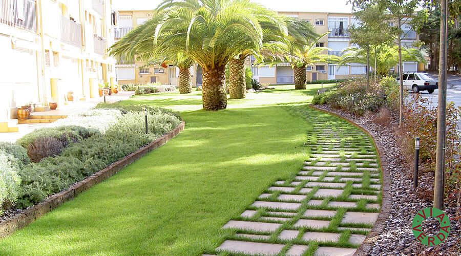 Comunitat Clos Surera. Adequació i disseny jardineria, piscina, il.luminació