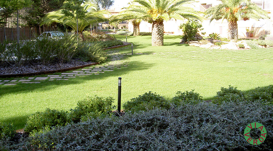 Comunitat Clos Surera. Adequació i disseny jardineria, piscina, il.luminació