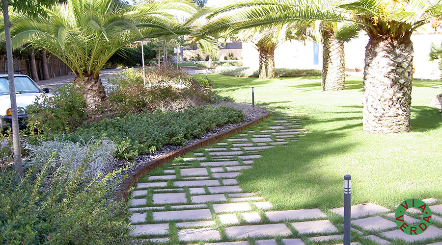 Comunitat Clos Surera. Adequació i disseny jardineria, piscina, il.luminació