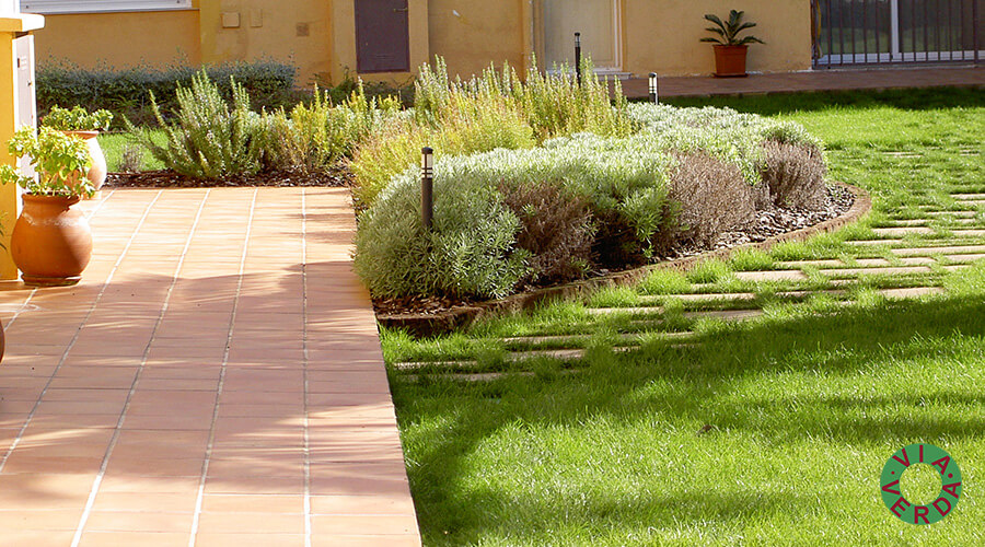 Comunitat Clos Surera. Adequació i disseny jardineria, piscina, il.luminació