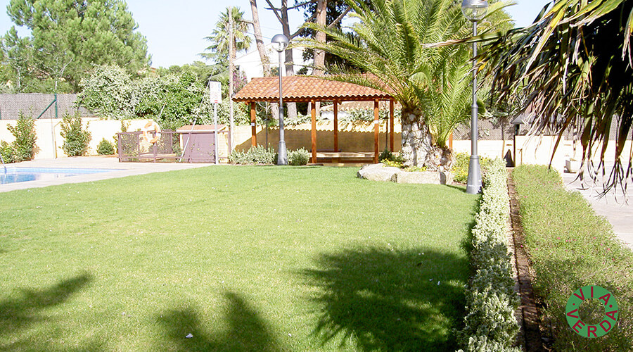 Comunitat Clos Surera. Adequació i disseny jardineria, piscina, il.luminació